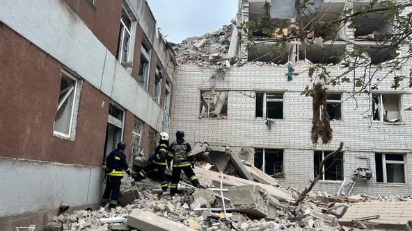Росія випустила по центру Чернігова три ракети, вже відомо про 14 загиблих і понад 60 поранених: фото