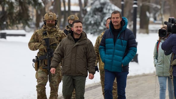 Відомий британський телеведучий Бер Гріллз покаже воєнний Київ та розмову із Зеленським у шоу на Netflix