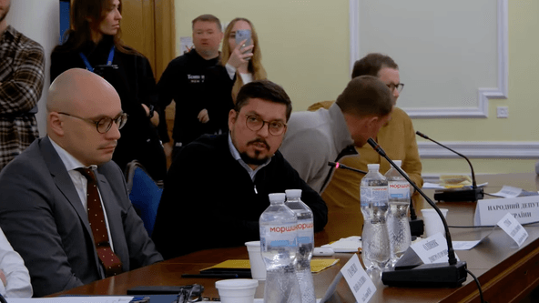 Компанія для інкасації «Сенс Банку» зареєстрована на одній адресі із підприємством Міндіча. У банку стверджують, що підрядника обирали незалежно