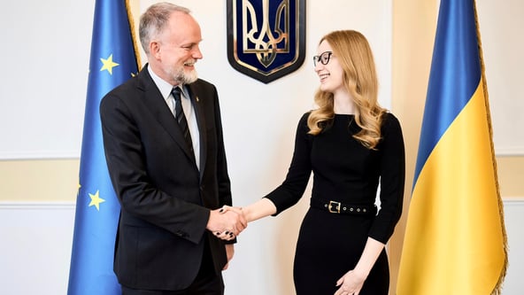 Глава комітету з питань бюджету Роксолана Підласа з послом Швеції Мартіном Обергом.