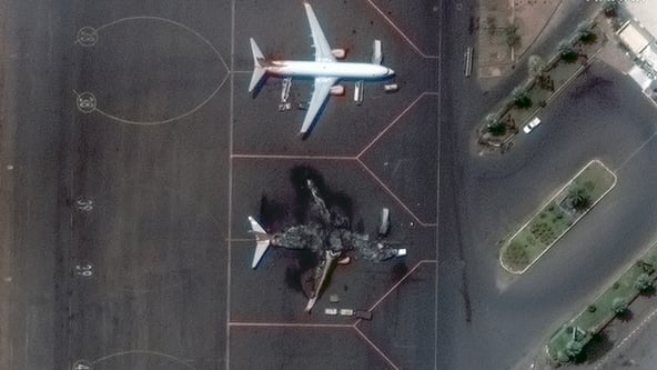 Літак SkyUp згорів повністю в аеропорту Судану. Maxar показала супутникові знімки