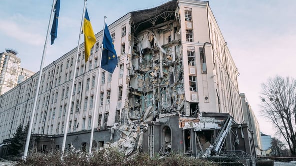 Наслідки пошкоджень готелю в центрі Києва. Фото: Віталій Юрасов