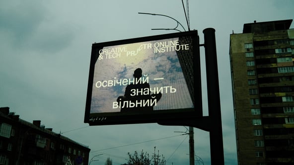 Диджитал-бізнесу не місце на білбордах? Онлайн-інститут Projector перевірив цю тезу – завісив в містах понад 1000 бордів. Ось який результат