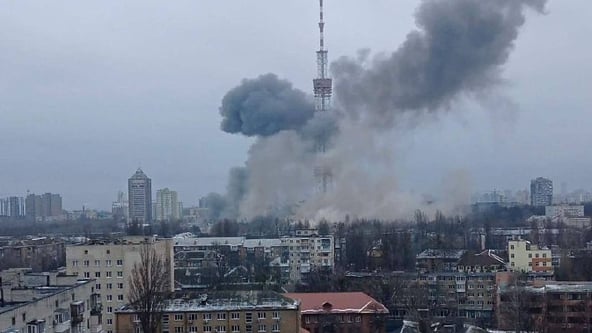 Росія обстріляла ракетами Київську телевежу. Вежа встояла (оновлено)