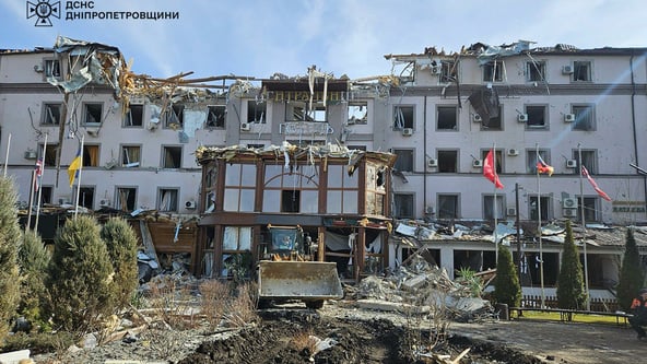 Росія вдарила балістикою по готелю у Кривому Розі. Напередодні туди заселились волонтери (фото, відео)