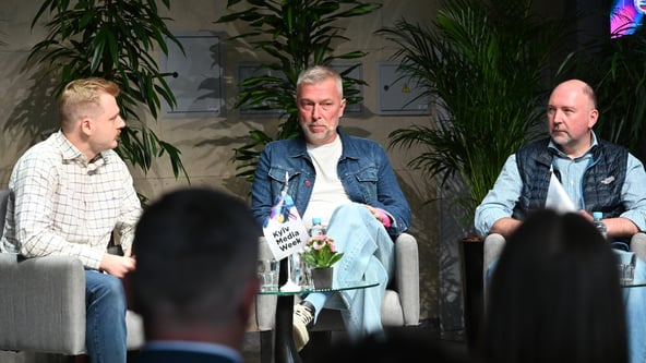 На фото (слева направо): диджитал-редактор Forbes Ukraine Виктор Кищак, соучредитель Film.ua Group Сергей Созановский и CEO Starlight Media Александр Богуцкий. Фото: Kyiv Media Week