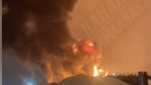 У Росії після масованої атаки горять НПЗ в Енгельсі, база «Газпрому», обʼєкти ВПК у Саратові і хімзавод у Брянську (відео)
