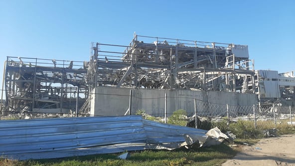 Росіяни обстріляли вже зруйнований ними завод Zeus Ceramica у Словʼянську (фото)