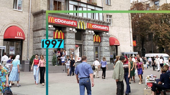 Первый украинский McDonald's открылся на Лукьяновке в Киеве, 24 мая 1997 года. На фото McDonald's на Майдане Незалежности, так выглядели первые украинские McDonald's того времени. Фото Maksym Kozlenko / Wikipedia