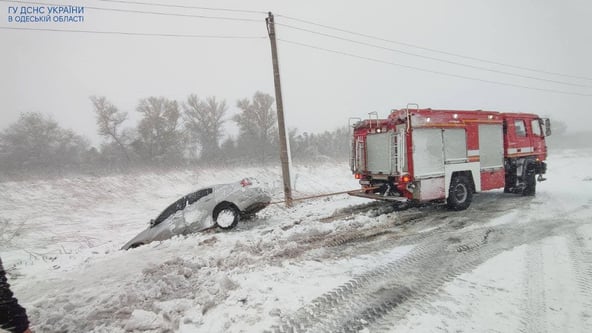 В Україні через негоду ускладнений рух автошляхами. Найгірша ситуація на Одещині