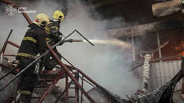 На Київщині через атаку російського дрона загорілися склади