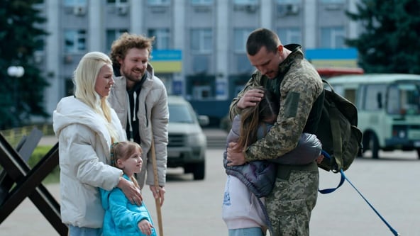 Кадр з серіалу  «Перші дні»