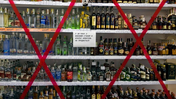 Продажі алкоголю впали на 63%. Люди відмовляються від ігристого та рому, переходять на горілку. Чому українці стали менше пити