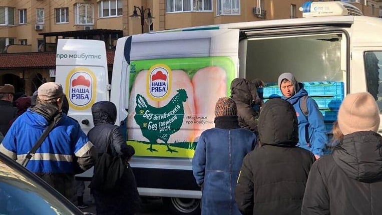 Безкоштовна роздача продуктів від МХП. Фото МХП