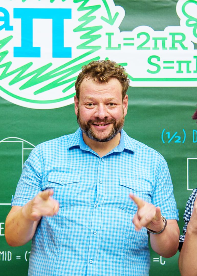 Зачем Петр Чернышов (в центре) и его друзья тратят десятки тысяч долларов на обучение чужих детей математике. Фото Контора Рі