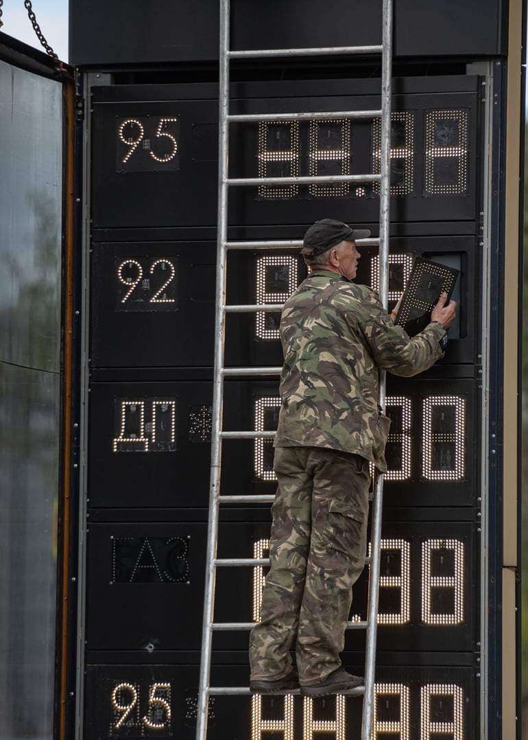 Литр бензина за 55 грн – уже реальность. Государство ограничило цены на топливо, но 25% заправок проигнорировали это. Почему так происходит