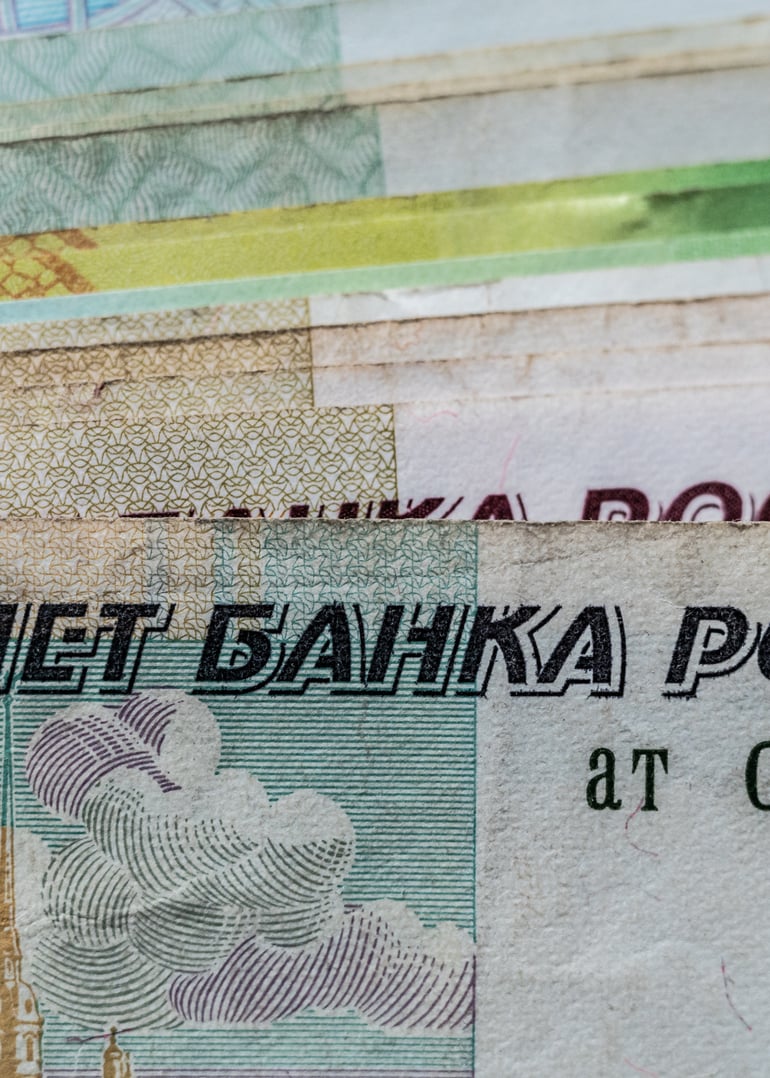 Валютний концтабір від центробанку. Російський рубль зміцнюється, але в цьому немає добрих новин для економіки РФ. Пояснюємо чому