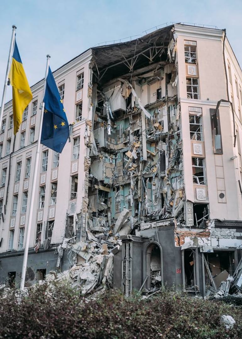 Наслідки пошкоджень готелю в центрі Києва. Фото: Віталій Юрасов