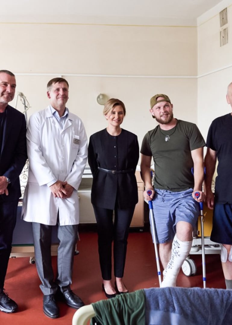 Члени борда Superhumans Олена Зеленська та Лієв Шрайбер відвідують поранених воїнів у лікарні на Львівщині, де буде створено Superhumans. Фото надане пресслужбою ТІС