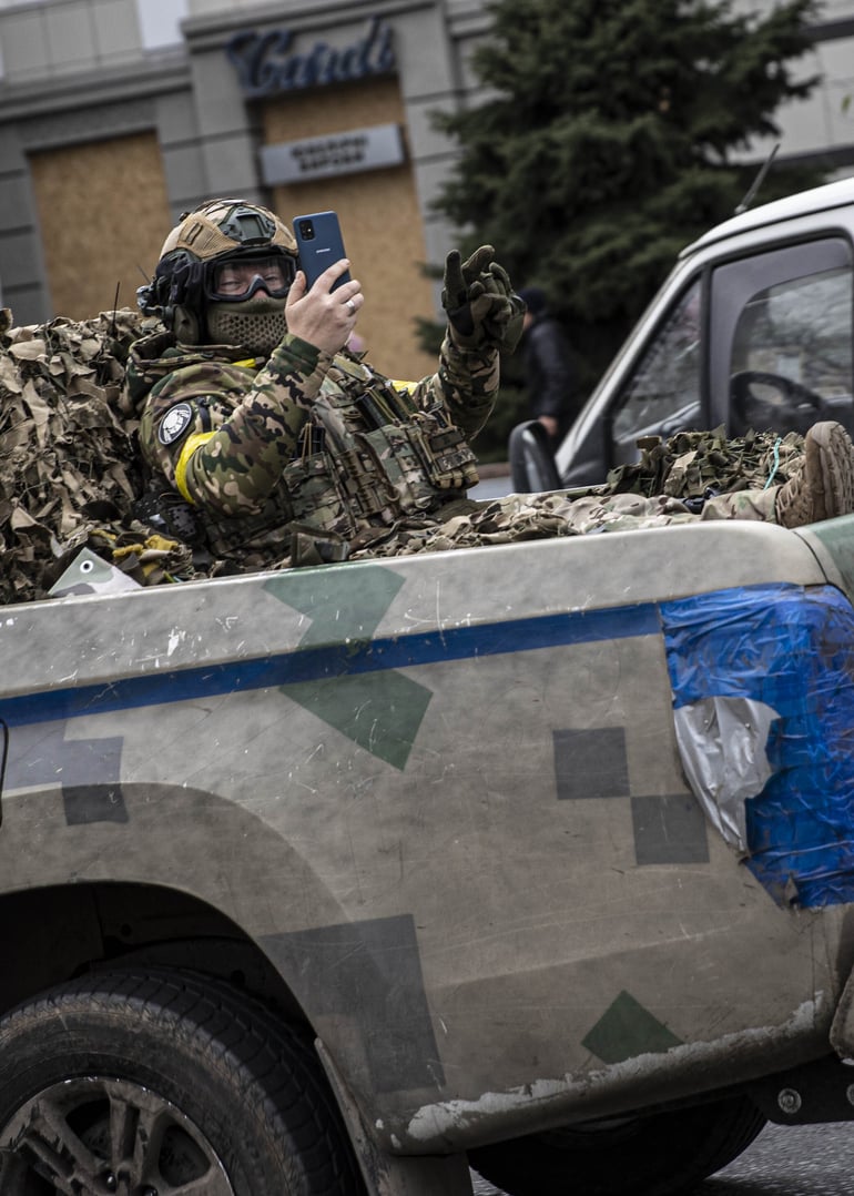 «Перша війна з відкритим вихідним кодом». Як злочини РФ в Україні документують за допомогою смартфонів – WSJ