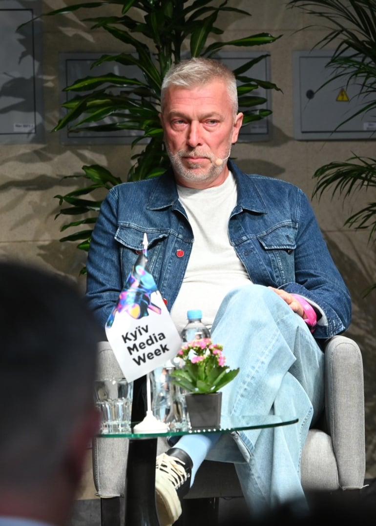 На фото (слева направо): диджитал-редактор Forbes Ukraine Виктор Кищак, соучредитель Film.ua Group Сергей Созановский и CEO Starlight Media Александр Богуцкий. Фото: Kyiv Media Week