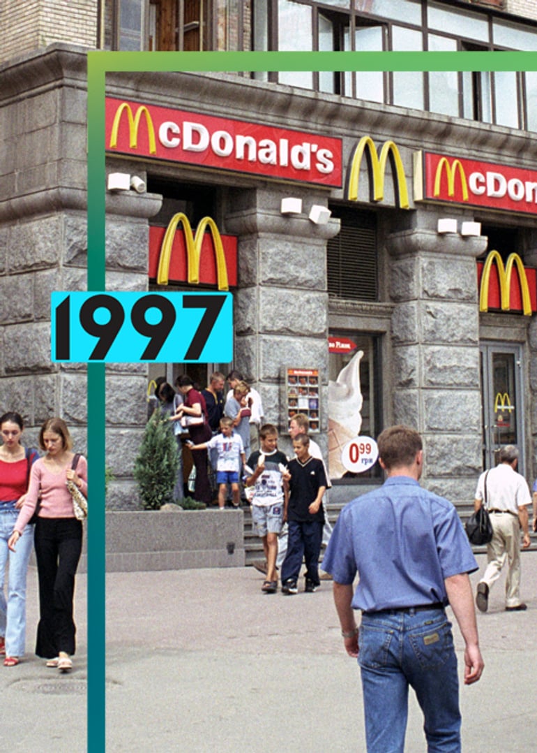 Первый украинский McDonald's открылся на Лукьяновке в Киеве, 24 мая 1997 года. На фото McDonald's на Майдане Незалежности, так выглядели первые украинские McDonald's того времени. Фото Maksym Kozlenko / Wikipedia