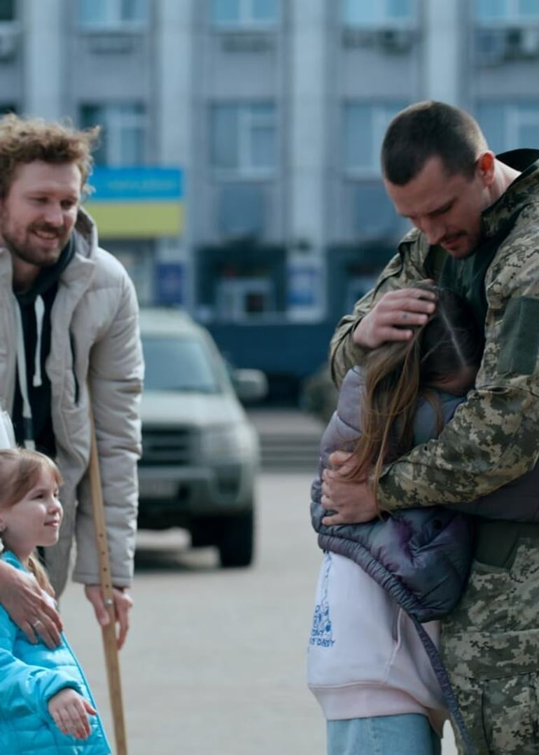 Кадр з серіалу  «Перші дні»
