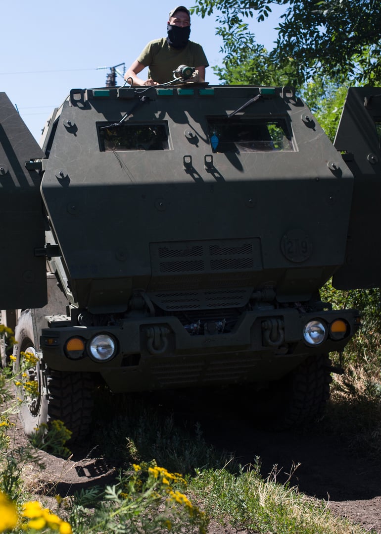 Український військовослужбовець, якого видно на HIMARS 1 липня 2022 року на сході України