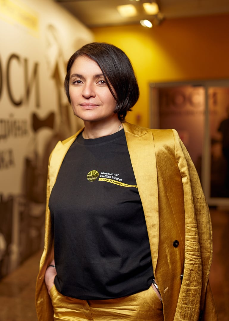 Наталія Ємченко, директорка зі зв’язків з громадськістю та комунікацій System Capital Management, членкиня наглядової ради Фонду Ріната Ахметова, на відкритті виставки «Голоси» музею «Голоси мирних».