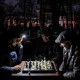 Чоловіки грають у шахи в столичному Парку Шевченка під час блекаутів 2022/2023 року /Getty Images