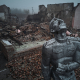 Статуя радянського солдата на тлі зруйнованого ракетним обстрілом будинку культури на околиці міста Авдіївка 26 жовтня 2023 року. /Getty Images