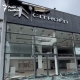 У Києві пошкоджені великі автосалони після ранкової атаки РФ (відео)