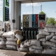 Ціни на АЗС знижуються, а кілометрові черги зникають. Чи вдалось Україні подолати гострий дефіцит пального /Getty Images