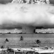 США/Маршаллові острови: грибоподібна хмара та водяна товща після підводного ядерного вибуху Бейкер 25 липня 1946 року. Фото зроблено з вежі на острові Бікіні на відстані 3,5 милі (5,6 км) /Getty Images
