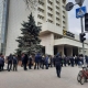 Вдень відкриває відділення, вночі обороняє місто. Поки банк Raiffeisen думає, чи йти з Росії, його українські працівники обслуговують клієнтів під обстрілами. Як працює під час війни найбільший іноземний банк /Фото Пресслужба Райффайзен Банку