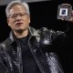 Дженсен Хуанг, гендиректор Nvidia Corp. тримає в руках нові відеокарти GeForce RTX 50 і процесор Thor Blackwell на виставці CES 2025 у Лас-Вегасі. 6 січня 2025 року /Getty Images