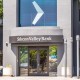 Клієнт стоїть біля закритої штаб-квартири Silicon Valley Bank (SVB) 10 березня 2023 року в Санта-Кларі, Каліфорнія. Каліфорнійські регулюючі органи закрили Silicon Valley Bank та передали під контроль Федеральної корпорації страхування вкладів США /Shutterstock