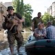 Українські військові допомагають місцевим мешканцям під час евакуації із зони підтоплення в Херсоні після пошкодження дамби Каховської ГЕС /Getty Images