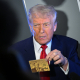 Трамп показав «золоту картку» за $5 млн, яка відкриває шлях до громадянства США /Фото Getty Images
