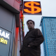 Чоловік біля обмінного пункту в Москві /Getty Images