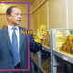 Глава Нацбанка Сергей Тигипко держит слитки весом в 12 кг. Золотовалютные резервы Украины в 2003 году составляли $4,6 млрд. /Getty Images