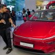 Представители СМИ досматривают автомобиль Tesla Model Y во время открытия первого в Индии автосалона Tesla в Мумбае 15 июля 2025 года. /Getty Images