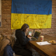 Жінка працює за ноутбуком в одній із кімнат центру для прибуття українських біженців 4 березня 2022 року на заході України /Getty Images