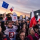 Поляки розмахують прапорами Польщі та ЄС, збираючись біля телестудії, де відбуваються дебати головних кандидатів на майбутніх виборах до парламенту, Варшава, 9 жовтня 2023 року. /Getty Images