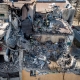 Вид сверху: пожарные работают на развалинах жилого дома, в который попали обломки сбитой ракеты, Киев, 17 марта 2022 года. /Getty Images