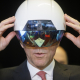 Білл Морно, ексміністр фінансів Канади, приміряє VR-шолом під час відкриття інституту досліджень ШІ Vector Institute, 30 березня 2017 року. /Getty Images
