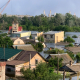 Вид на улицы Херсона, затопленные после подрыва плотины Каховской ГЭС, 9 июня 2023 года. Аэроснимки свидетельствуют о том, что в Херсоне от наводнения пострадали около 20 000 домов, в том числе по меньшей мере 150 многоэтажных зданий. /Getty Images