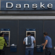 Люди снимают наличные в банкоматах Danske Bank в Копенгагене (Дания) /Getty Images