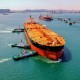 Танкер Glory Forever під прапором Джибуті, який перевозить нафту, імпортовану з ОАЕ, швартують до причалу в Циндао на сході Китаю. /Getty Images