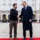 Владимир Зеленский и Анджей Дуда во время официальной церемонии встречи перед Президентским дворцом в Варшаве, Польша, 5 апреля /Getty Images